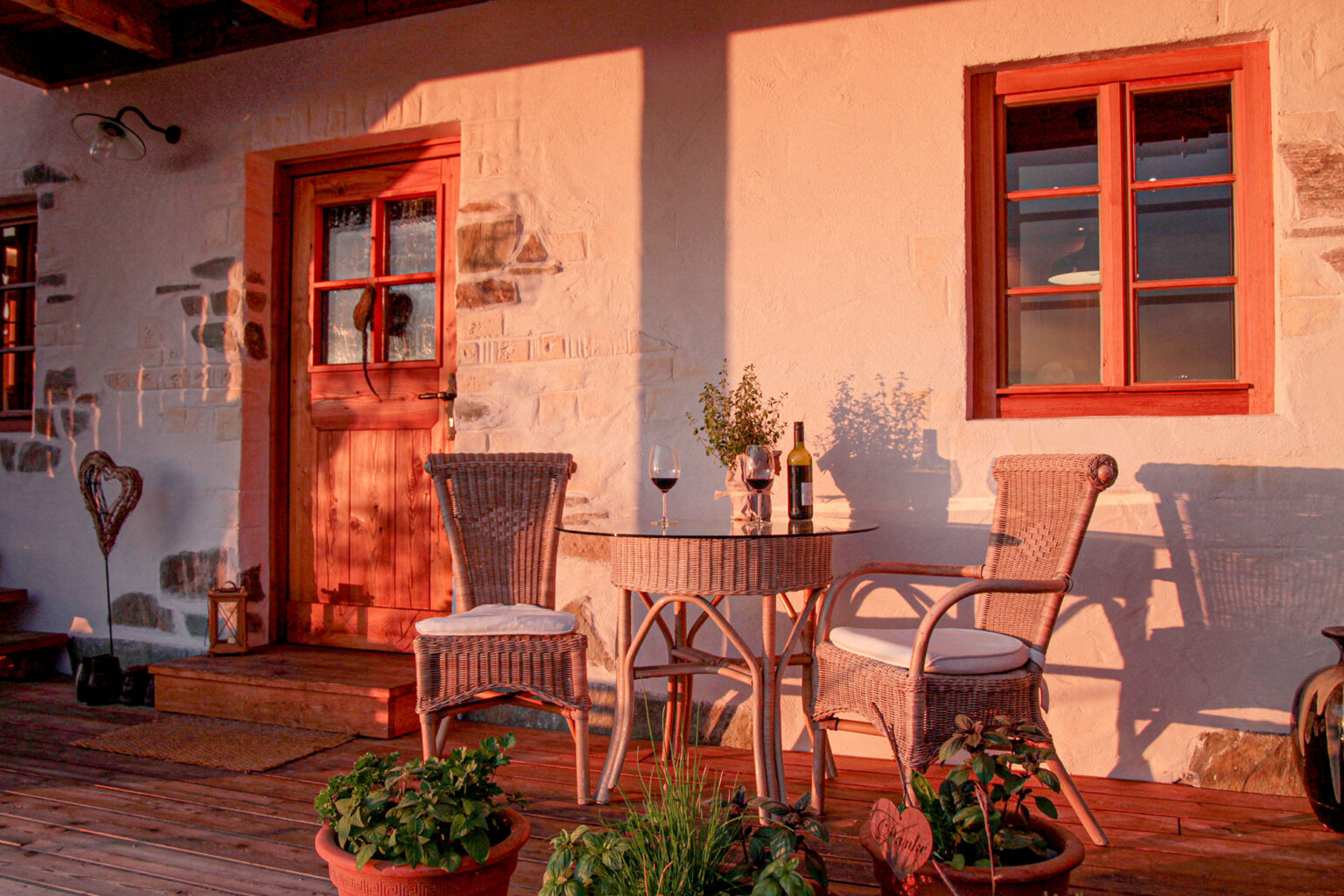 Die Mirnock Hütte bietet einen wundervollen Ausblick auf den Sonnenuntergang über dem Millstätter See.